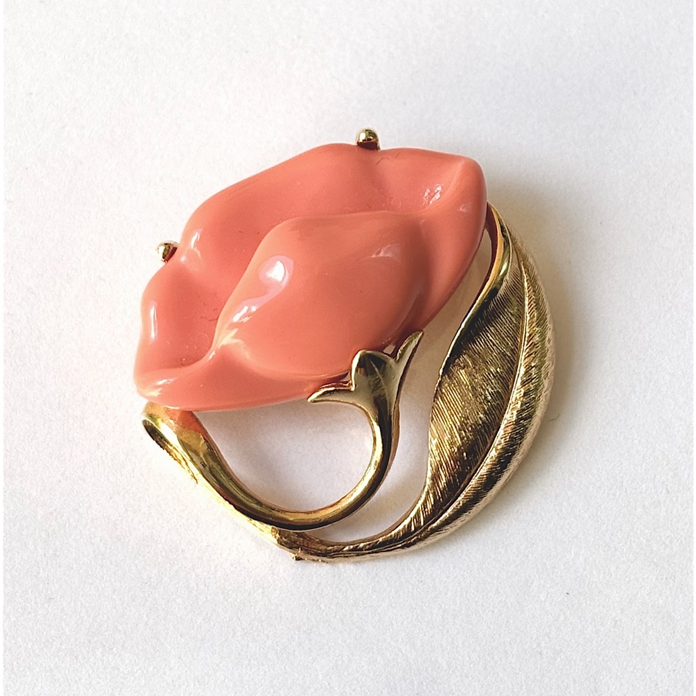 Vintage Avon 1981‎ "Sea Treasure" Gold Tone Coral Lotus Flower Pendant Brooch